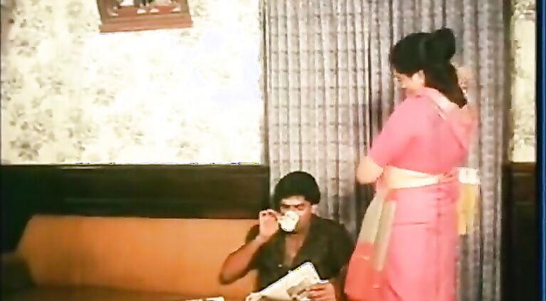 Mallu Maid Cleavage Show