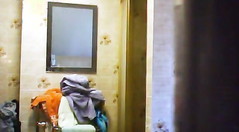 Unaware Mommy Showering