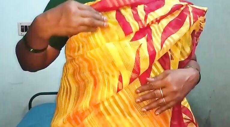 indian aunty showing her boobs and moaning