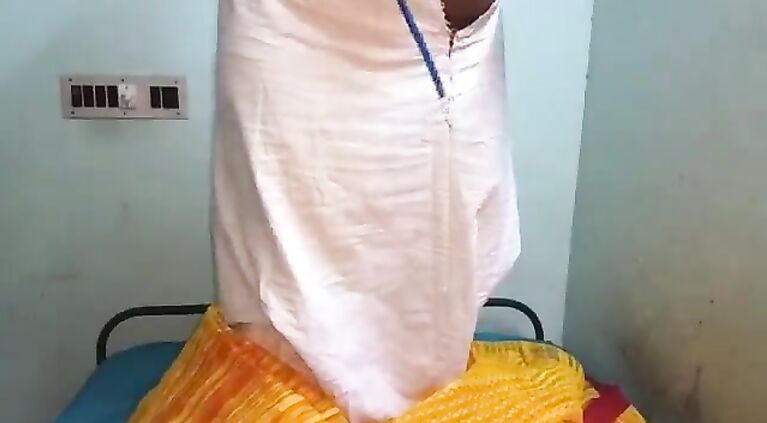 indian aunty showing her boobs and moaning