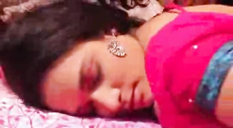 [streamvoyage.com/5sio] sexy aunty opening bra and wet panty kissing sexy desi bhabhi
