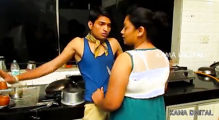 desi huge boob aunty in short vid.
