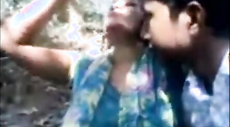 Desi Village Girl Outdoor Meeting With BF