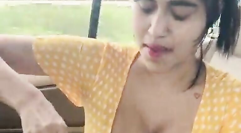 Beautiful Tamil Girl nip slip