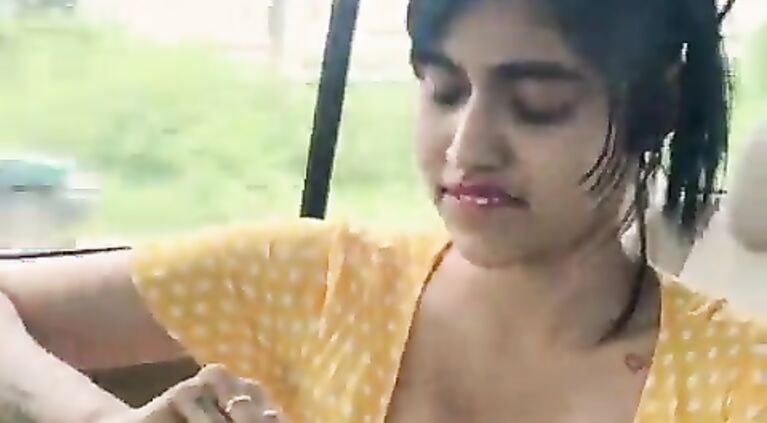 Beautiful Tamil Girl nip slip