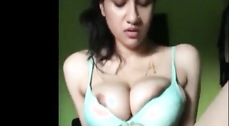 बड़े चूचों वाली भाभी अपने बॉयफ्रेंड के लण्ड पर कैसे उछलती है