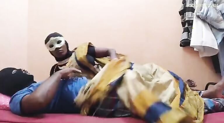 चालक ने फटी हुई चूत का बहुत मज़ा लिया
