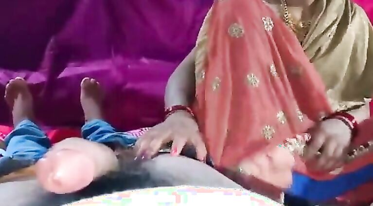 सादी के बाद पड़ोसी की बीवी को चोरी से चोदा