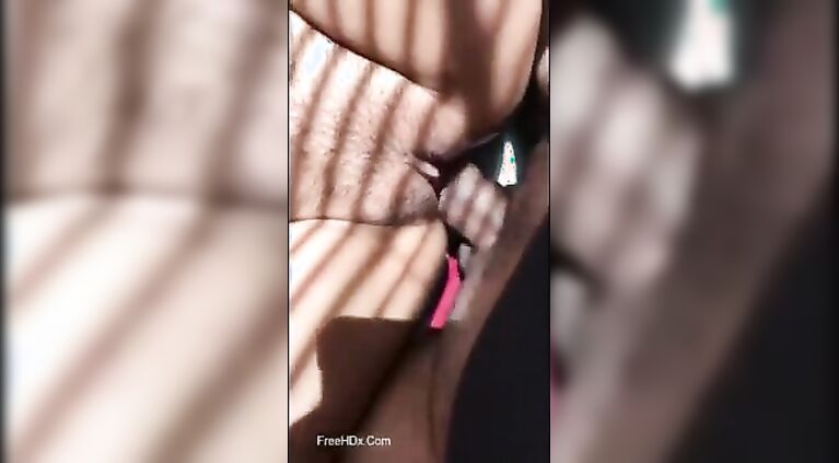 भाई ने बहन को घर में अकेला पाकर चूत फाड़ दी