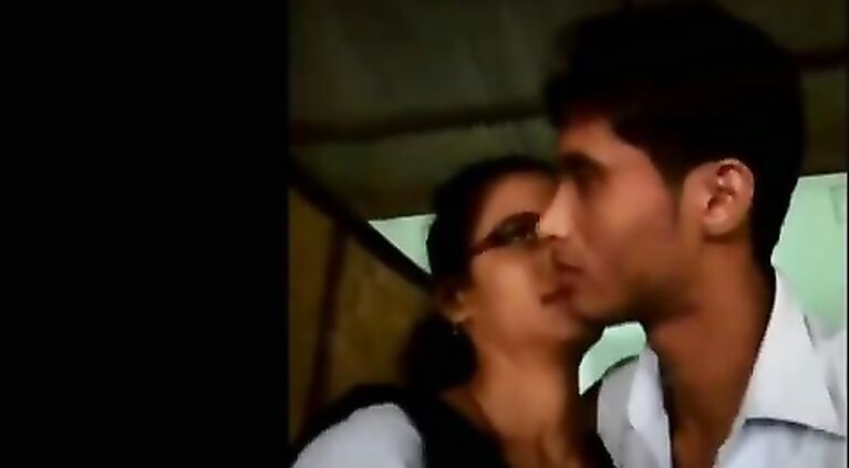 Best kiss film by two lovers whatsapp viral vid College lovers mms clip