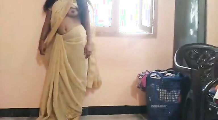 चौकीदार के साथ सेक्स किया मम्मी ने अकेले