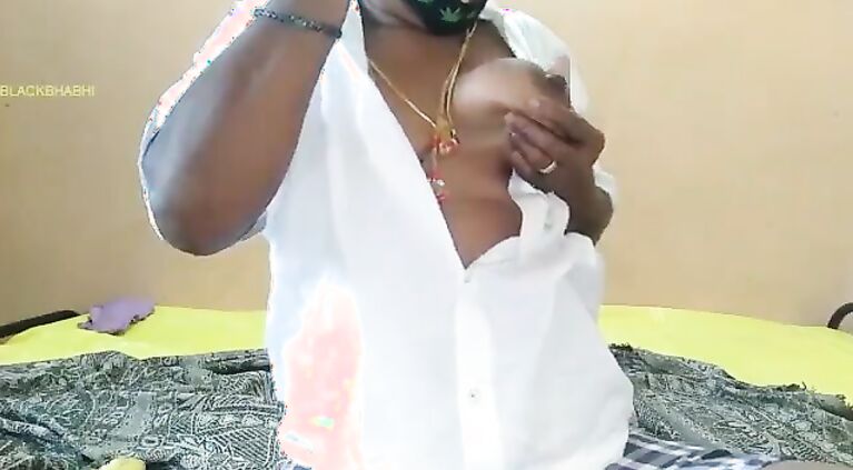 आंटी ने वेबकैम पर सेक्सी गांड दिखाई