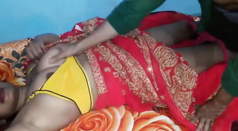 किसी और की बीवी को चोदने के लिये मनाना अलग ही मजा है जब कि वो शादी मे आई हो और पति साथ नही हो जरुर दखे