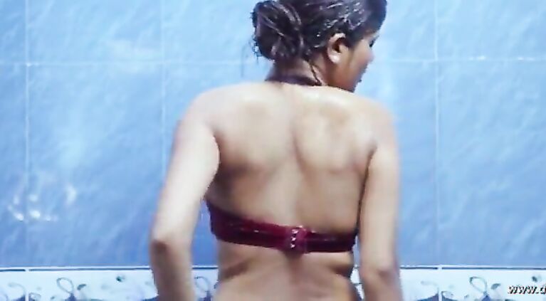 desimasala.co - Pani jo Hoton se tapka (Seductive beautiful boob show song in bathroom)