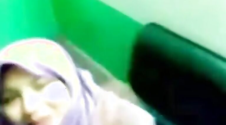 Tamil Pakistani innocent with a hijab shows her boobs - Allvideosx.com