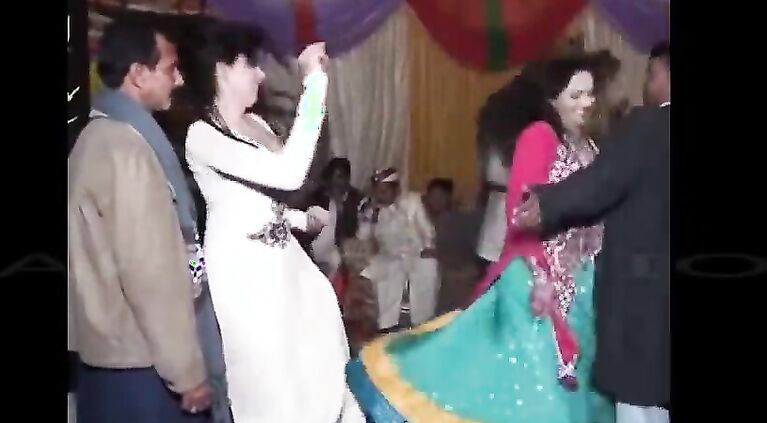 Dance of Escorts in Lahore Party by SexInLahore.Com