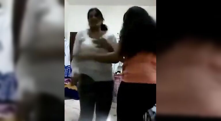 పెద్ద సళు ఆంటీ లా డన్సు