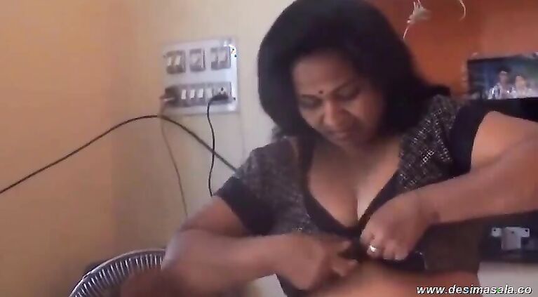 desimasala.co - Huge Boob Aunty Bathing and Showing Big Wet Melons