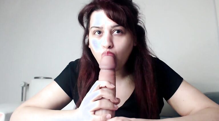 GAMER GIRL SUCKING BIG COCK ON BREAK !