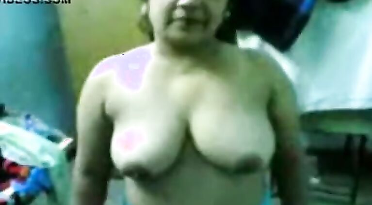 Hot Anita Aunty Remove Her Bra Top And Show Her Nice Boobs