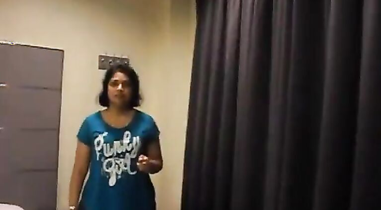 Desi huge butt women sucking cock of her lover in hotel room like chocolate