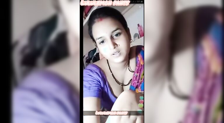 Beautiful Desi bhabhi shows her boobs