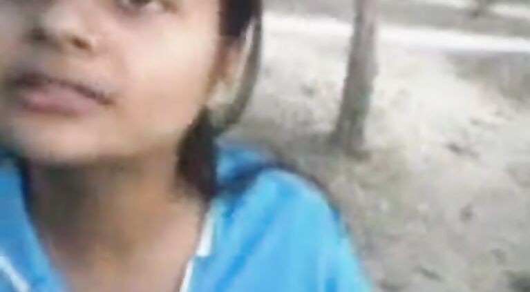 Desi girl blow job to bf in road