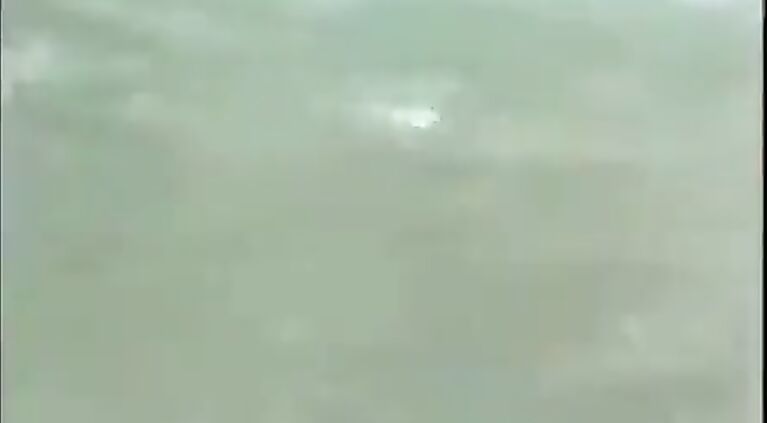 ছাত্র ছাত্রীরা পিকনিকে মজা করছে