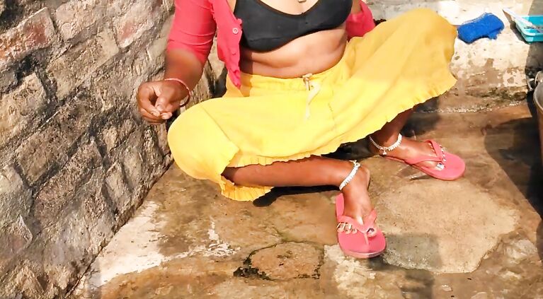 Desi Tamil Aunty Topless Outdoor Bath Capture Radhika Bhabhi