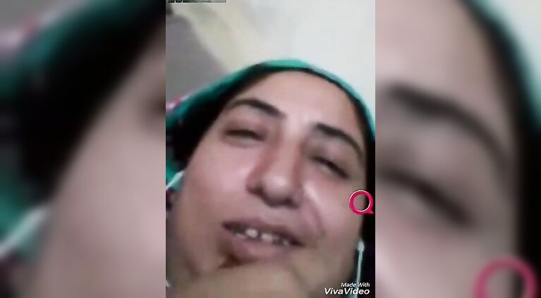 indian aunty showing her boobs