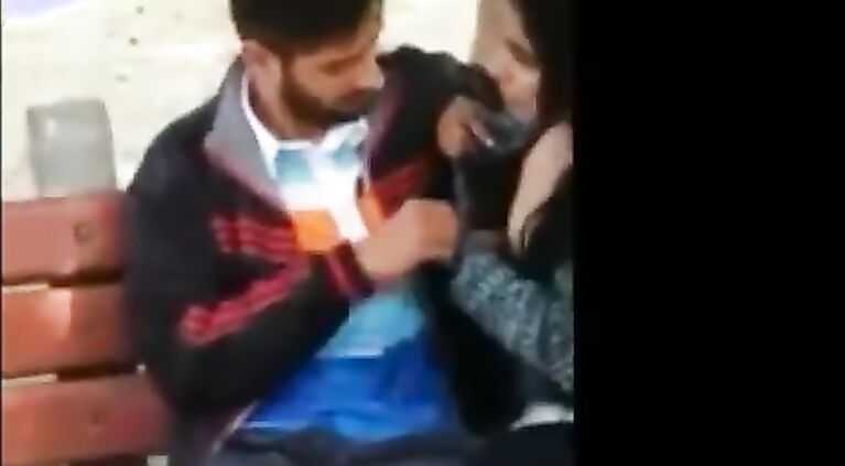 indian hot gf suking dick in park