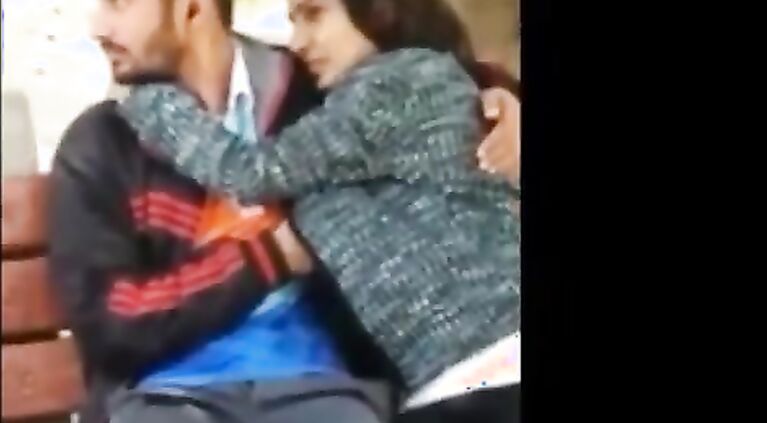 indian hot gf suking dick in park