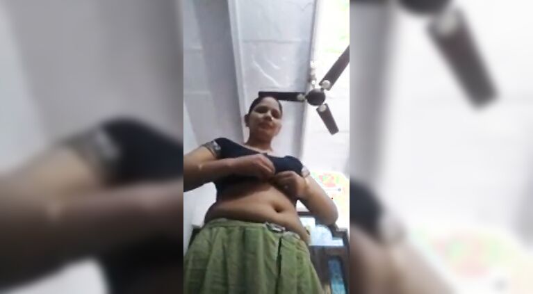 Married sourashtra aunty showing to his ex lover