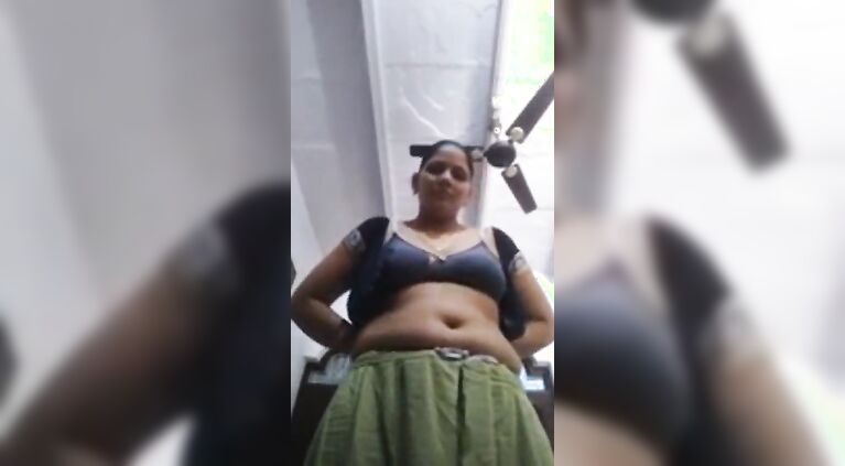 Married sourashtra aunty showing to his ex lover