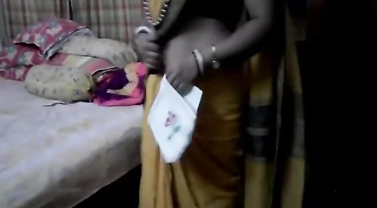 Indian desi Married aunty exposing navel in saree with audio