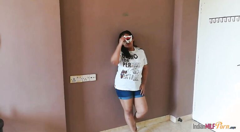 Desi wife aunty shanaya fucked in standing position