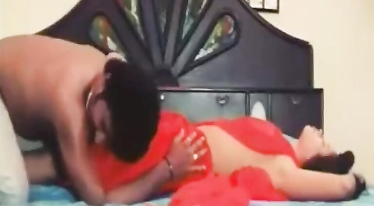 Super Cute Indian Tamil Aunty