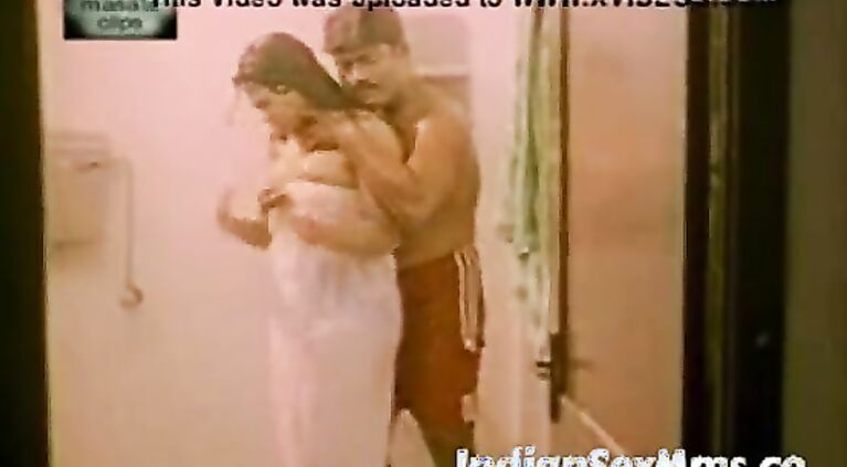 Mallu teenage actress classic wet boob squeezing (new)