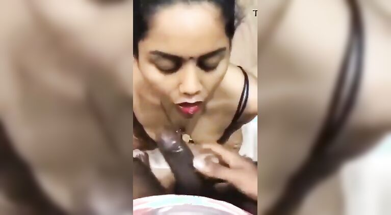 Beautiful mallu aunty giving a sensual blow job for friend.