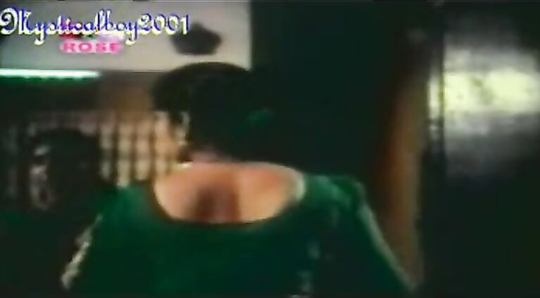 MALLU AUNTY IN GREEN SAREE