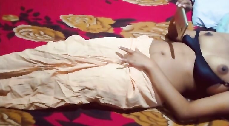 Housewife masturbates while watching a sex film. අනේ මට ඉන්න බෑ දෙයියෝ