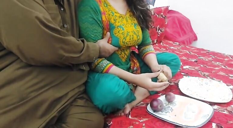 Helping My Stepmom Cutting Onions Than Fucking Her Huge Butt Cheating My Stepdaddy With Hindi Audio