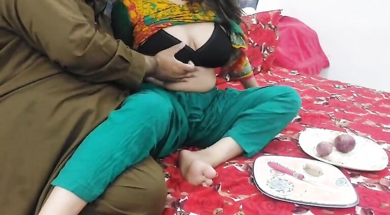 Helping My Stepmom Cutting Onions Than Fucking Her Huge Butt Cheating My Stepdaddy With Hindi Audio