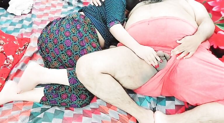 Pakistani Mommy And Stepdad Real Sex In The Early Morning On The Bed