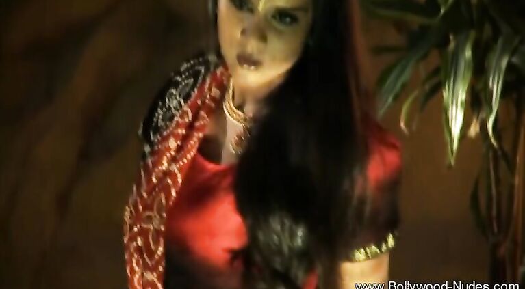 Desi HOUSEWIFE Gorgeous Is Awesome When She Dances