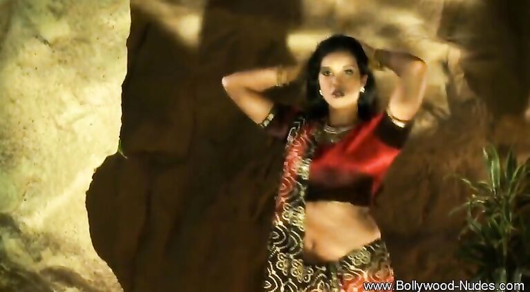 Desi HOUSEWIFE Gorgeous Is Awesome When She Dances