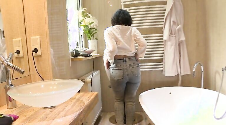Indian Bhabhi full nude shower vid showing her Indian Choot , Boobs and Huge Butt