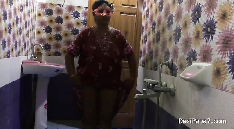 full tamil bhabhi hot in saree dress tamil style bathroom fucking in morni