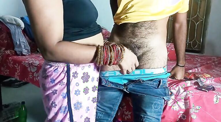 Ghumne Ke Baad Chacha Ne Batiji Ko Chocolate Dekhar Dardnak Choda - FireeCouple