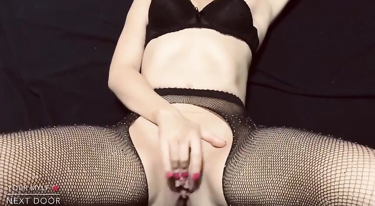 Pakistani Girl takes 9 inches deep in her wet cunt missionary